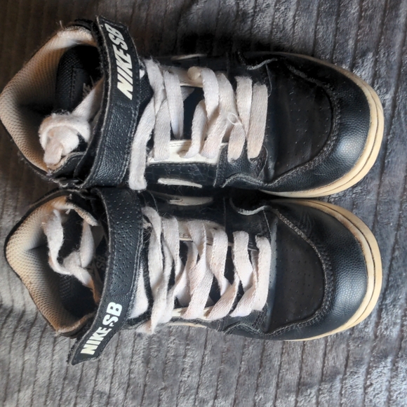 (🌼bundle 5/$25) Nike, SB Boys Black Shoes w/Velcro Strap - Picture 1 of 4